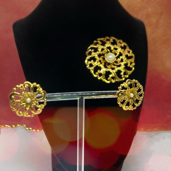 AVON 1993 Flower Blossom Gift Set ~ Pin & Earrings - Picture 2 of 4